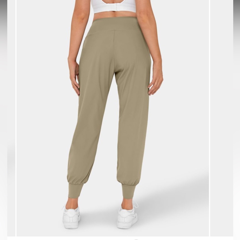 Halara medium joggers - Picture 2 of 5